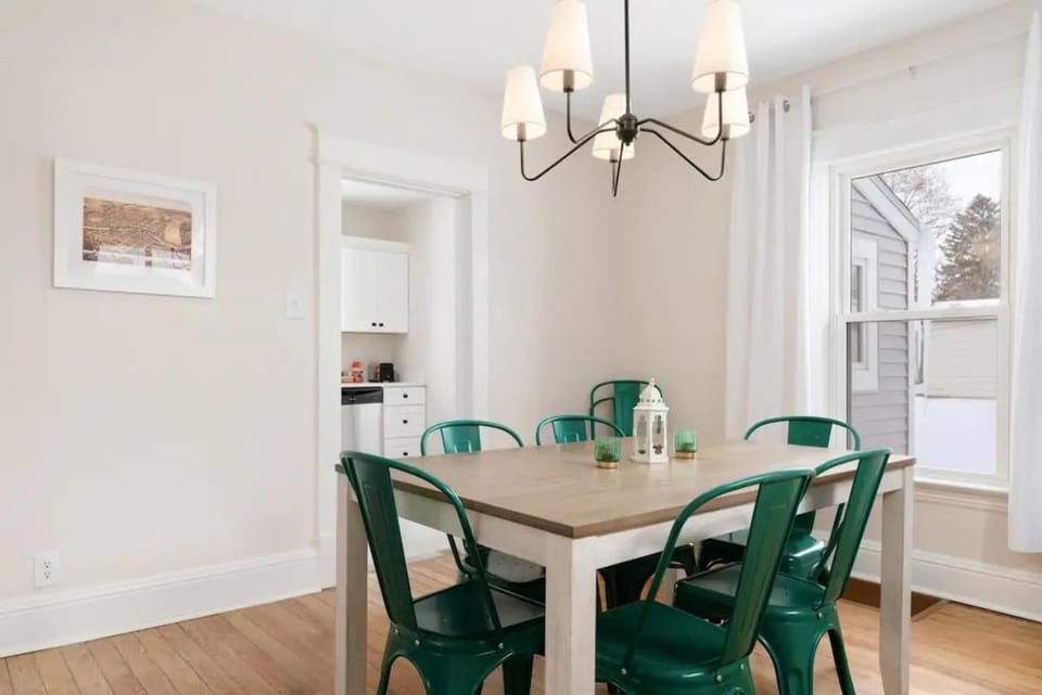 Sweet Retreat 3 Mins to Notre Dame Eddy St Commons and Memorial Hospital House in South Bend
