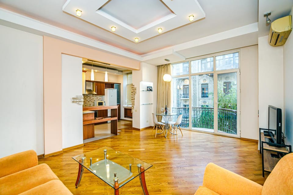 TV and multimedia, Kitchen or kitchenette, Living room, Seating area, Dining area