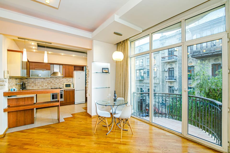 Kitchen or kitchenette, Dining area, stove