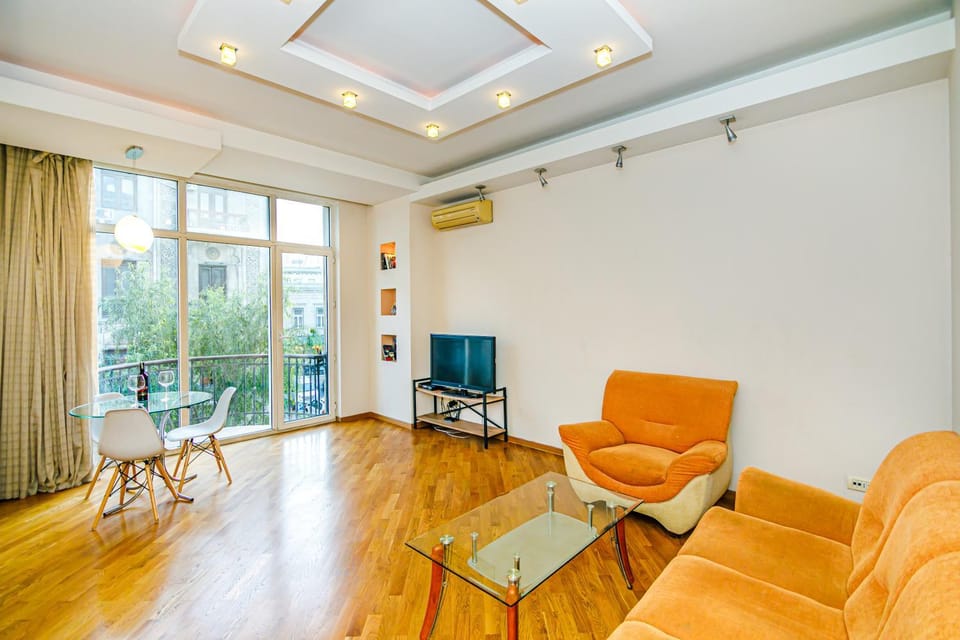 Communal lounge/ TV room, TV and multimedia, Living room, Seating area, air conditioner
