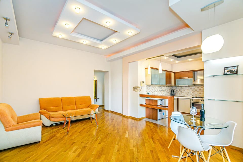 Kitchen or kitchenette, Living room, Seating area, Dining area, oven