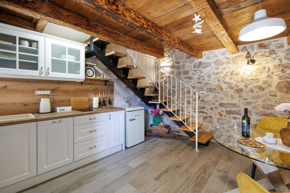 Kitchen or kitchenette, dishwasher