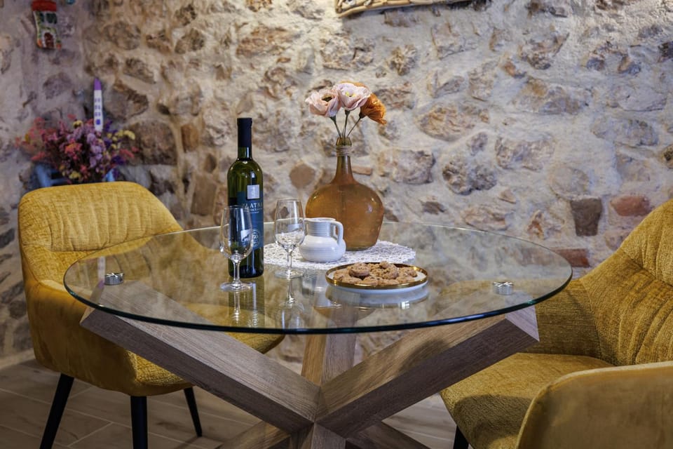 Food and drinks, Seating area
