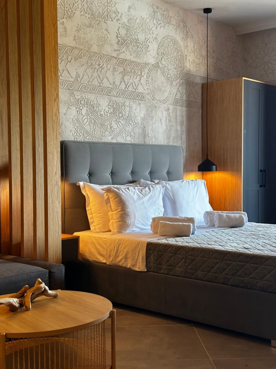 Bed, Photo of the whole room, Seating area, Bedroom, wardrobe