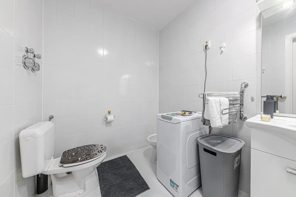 Toilet, Bathroom, towels, washing machine
