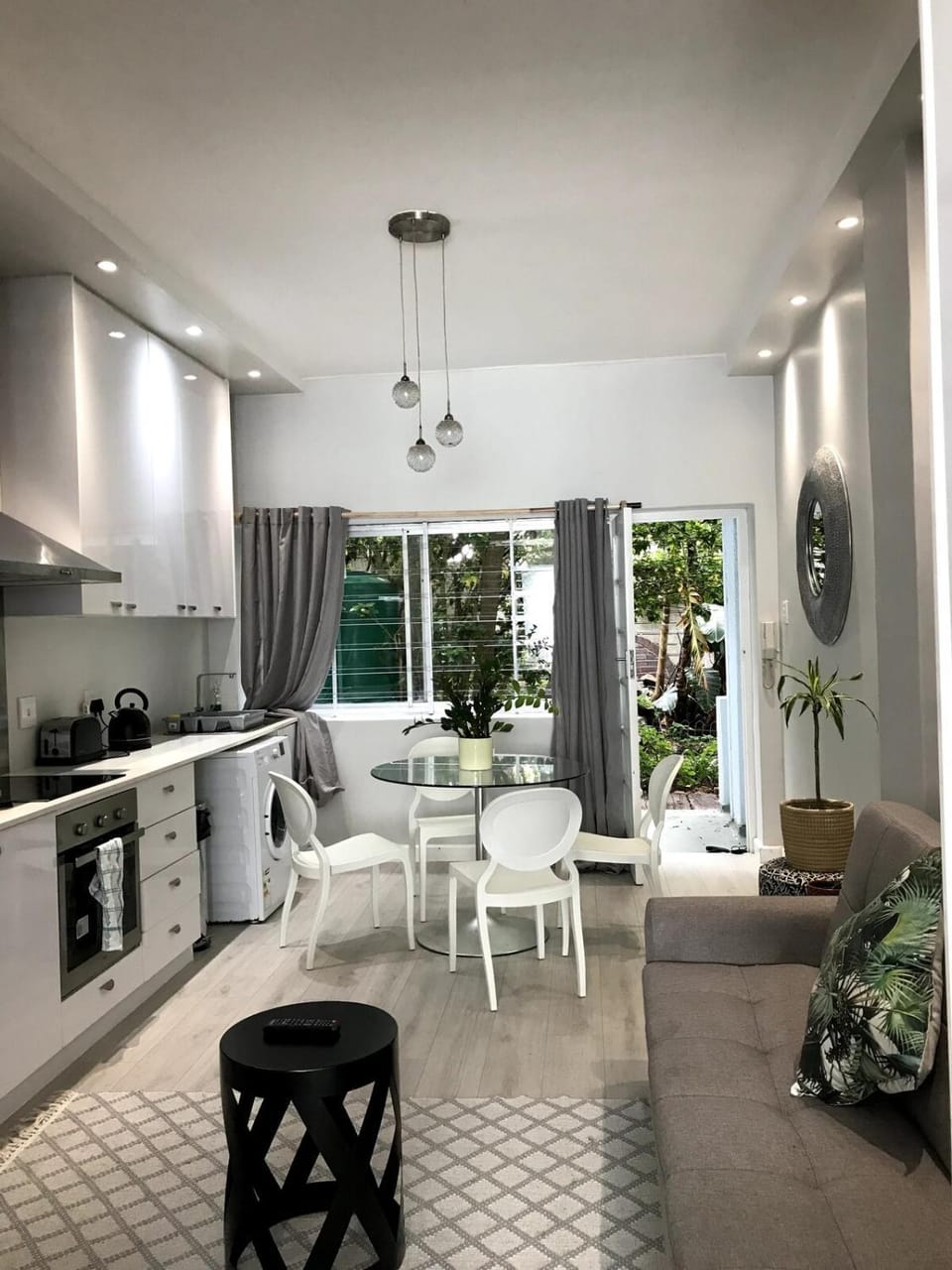 Seapoint Studio close to beach Apartment in Sea Point