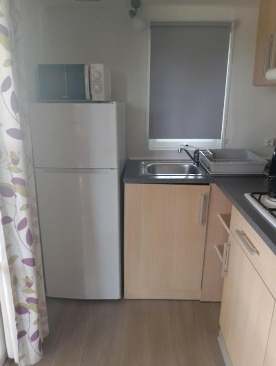 Kitchen or kitchenette, oven, pet friendly, stove