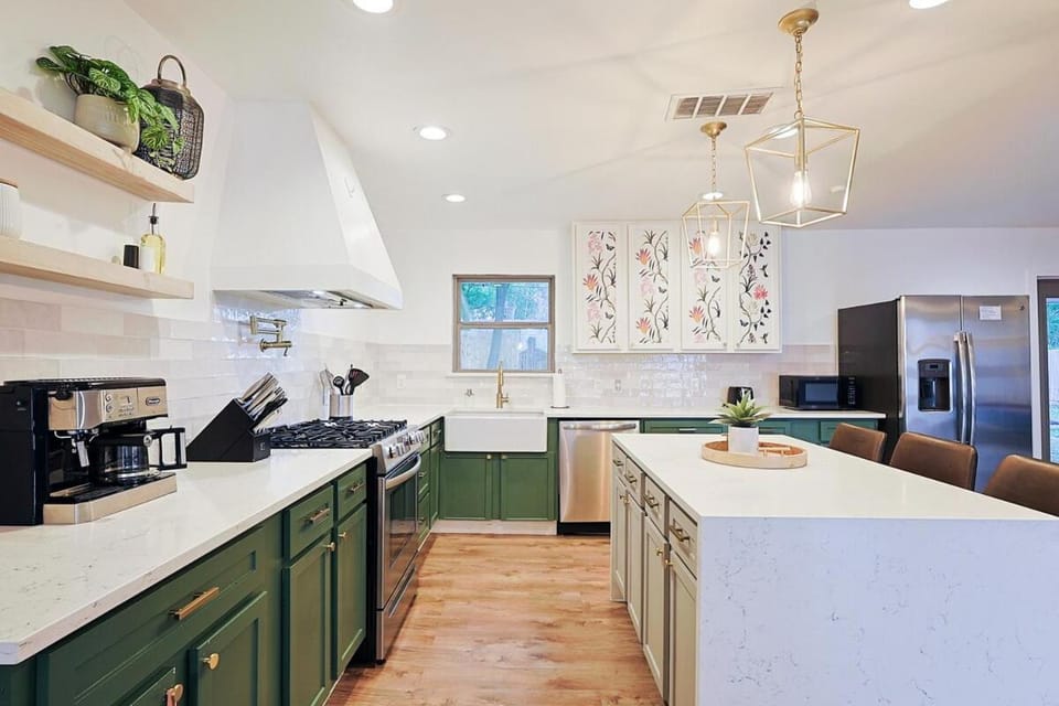 Kitchen or kitchenette, dishwasher, oven, pet friendly, stove, toaster