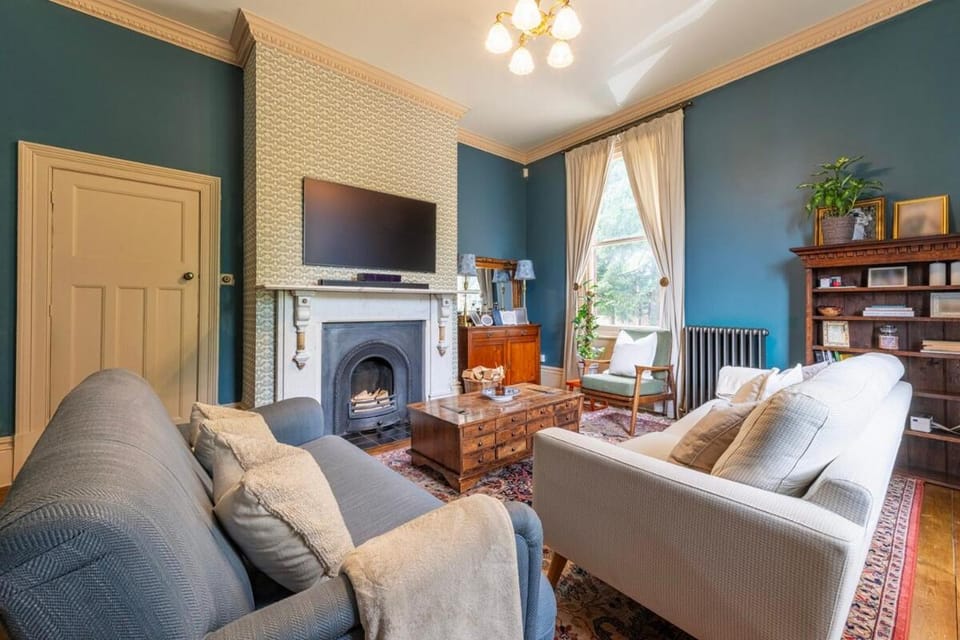 Living room, Seating area, Evening entertainment
