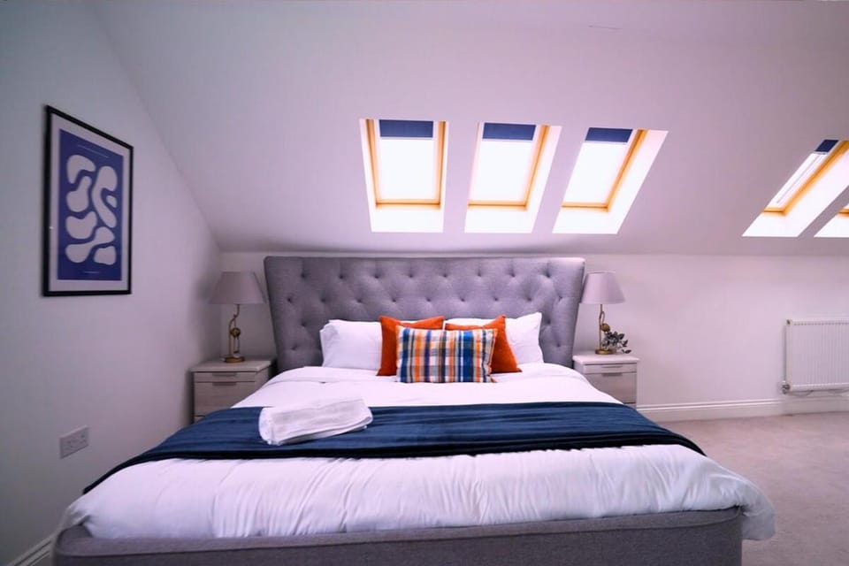 Bed, Bedroom, towels