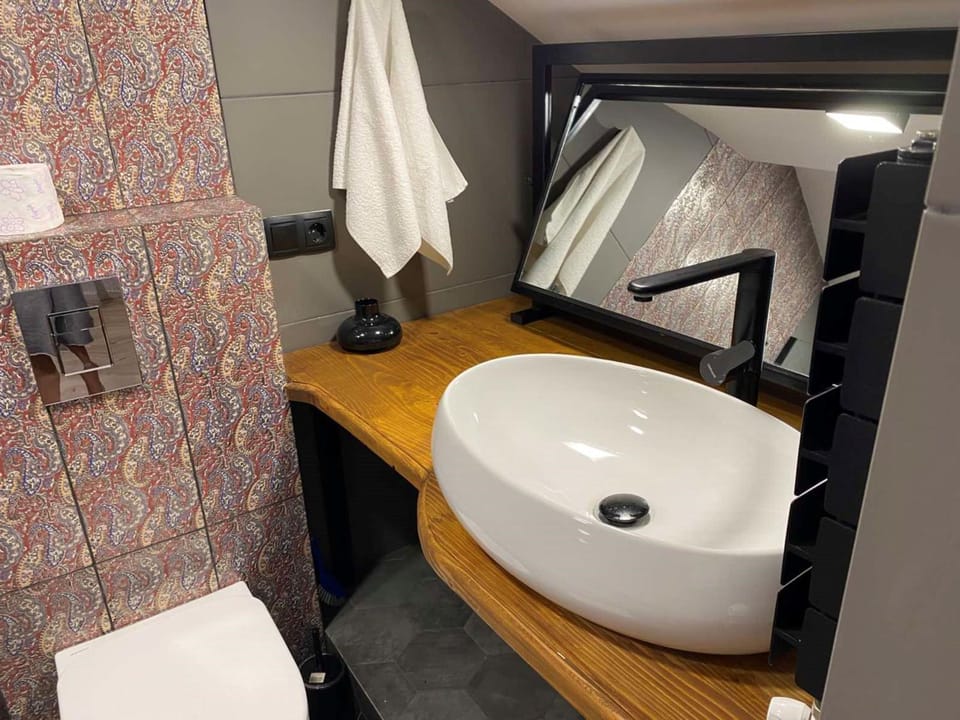 Bathroom, towels