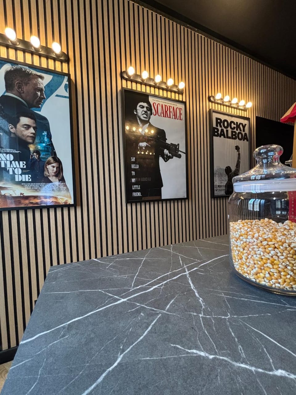 Appartement centre ville Laval avec cinéma Apartment in Laval