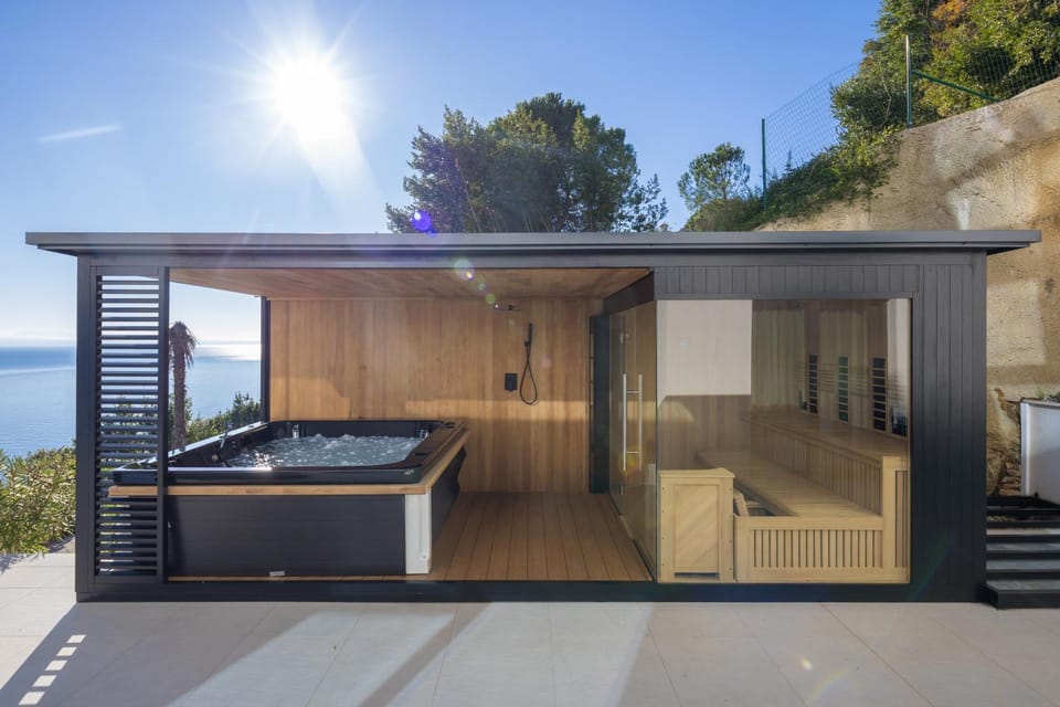 Hot Tub, Sauna