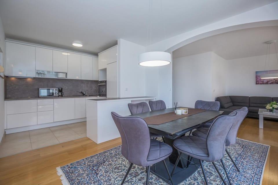 Kitchen or kitchenette, Seating area, Dining area, microwave, oven