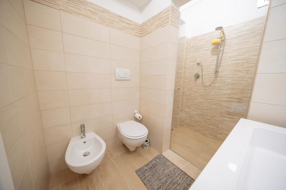 Shower, Toilet, Bathroom, bidet, towels