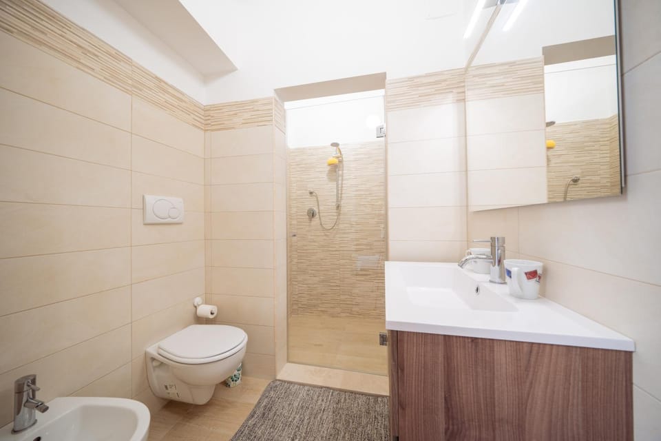 Shower, Toilet, Bathroom, bidet, towels