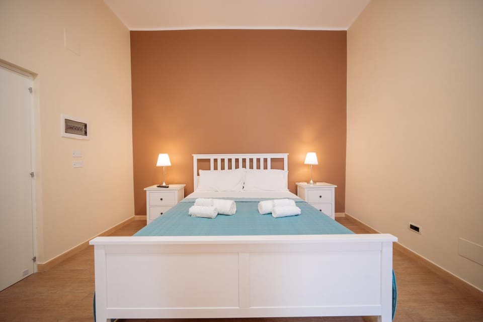 Bed, towels