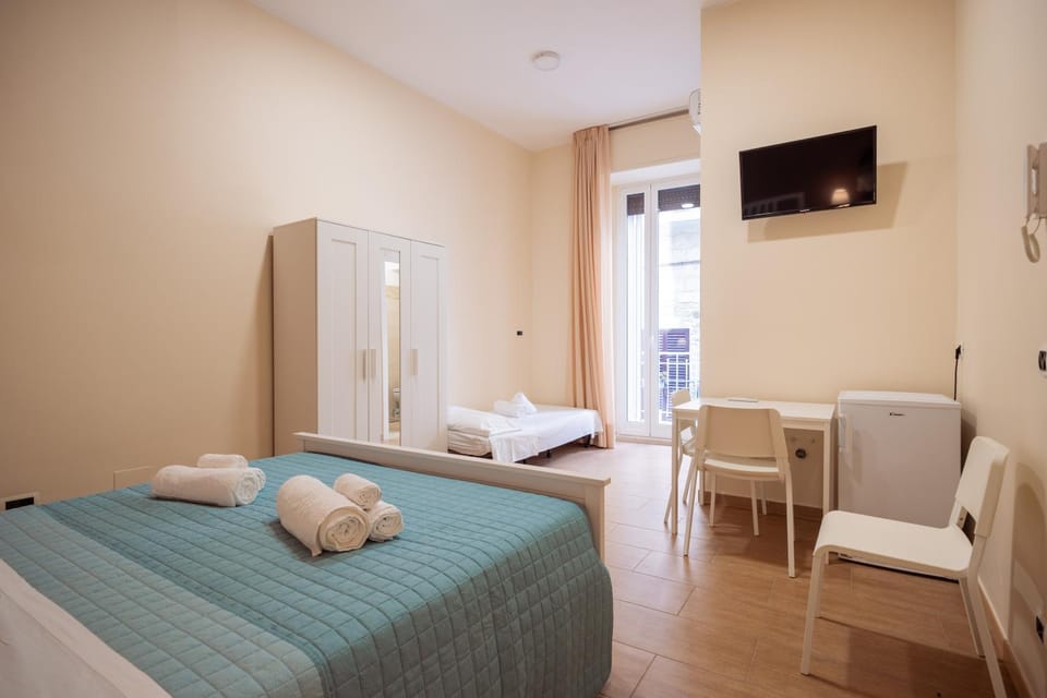 Bed, TV and multimedia, Photo of the whole room, Seating area, Bedroom, towels, wardrobe, air conditioner