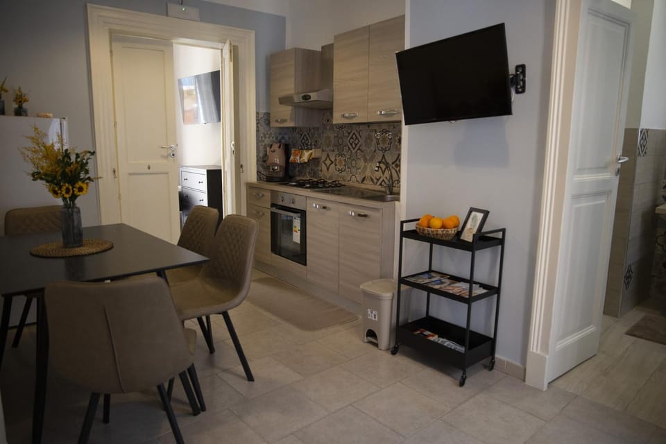 TV and multimedia, Kitchen or kitchenette, Dining area, minibar, oven, stove