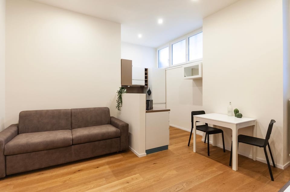 Kitchen or kitchenette, Living room, Seating area, Dining area