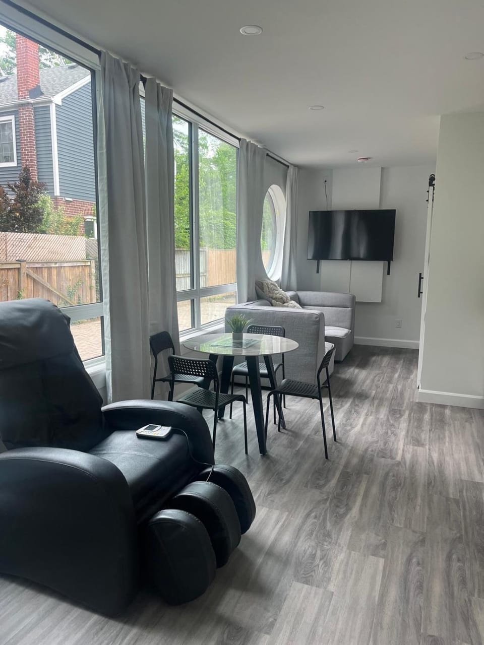 Communal lounge/ TV room, TV and multimedia, Living room, Seating area, Dining area