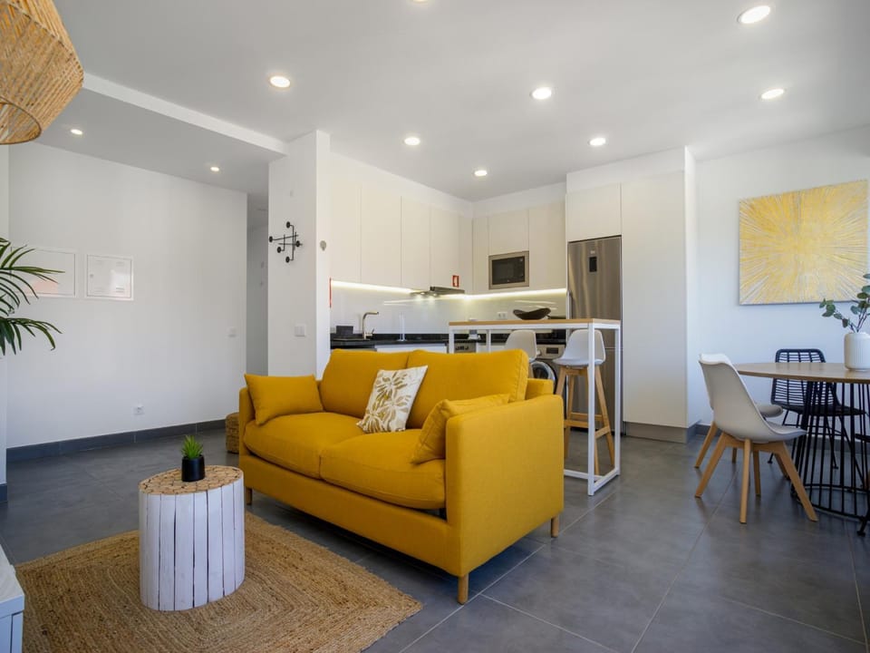 Kitchen or kitchenette, Living room, Seating area, Dining area