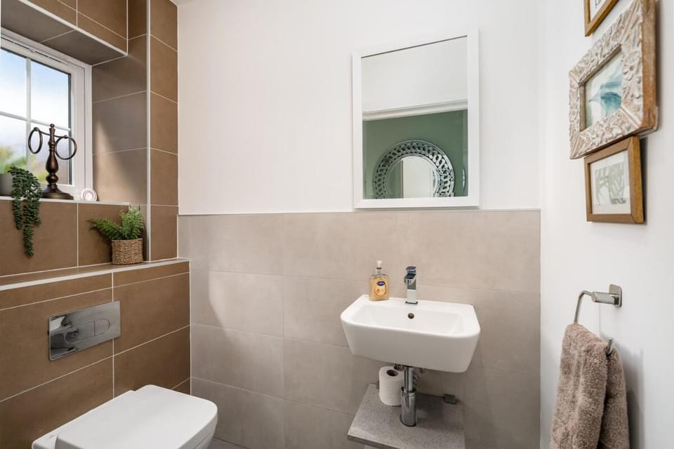 Toilet, Bathroom, towels