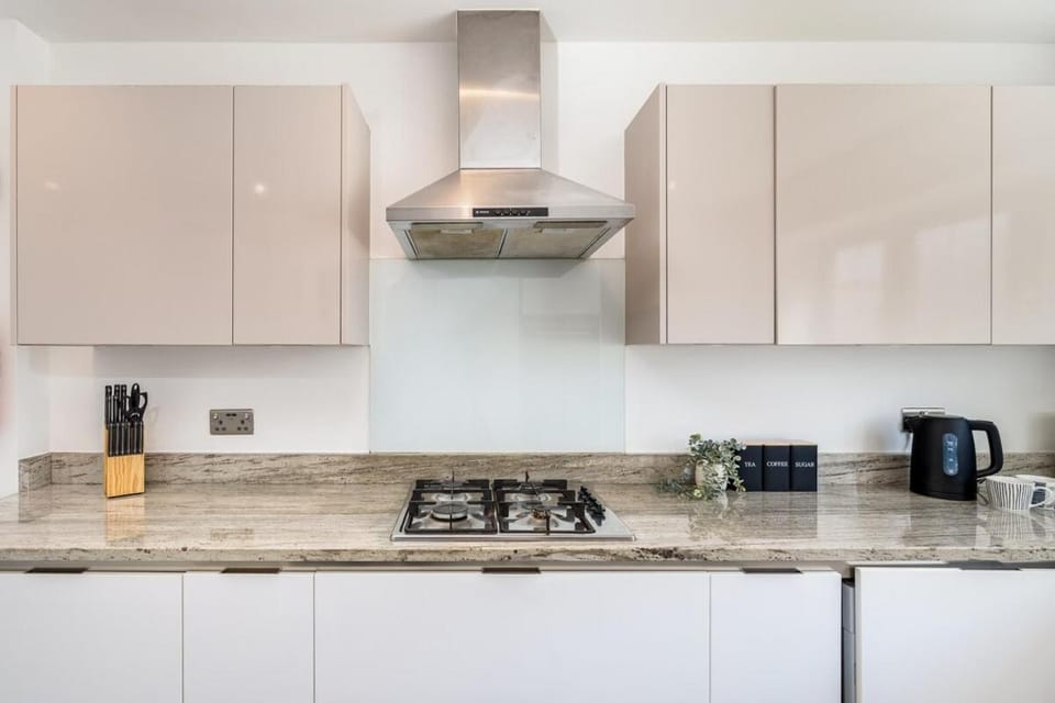 Coffee/tea facilities, Kitchen or kitchenette, stove