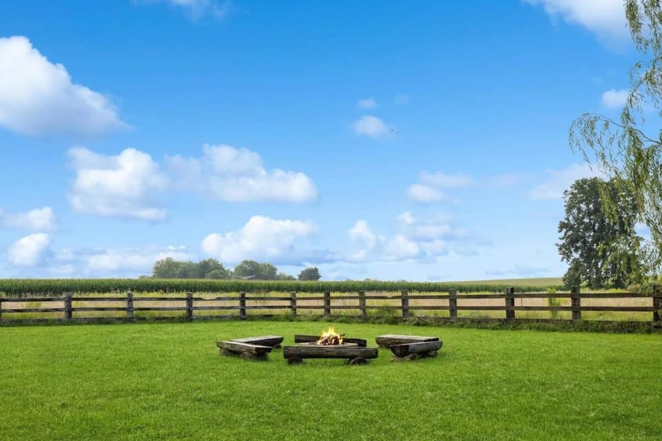 Sawyer Farmhouse -Spacious Retreat with 5 Bedrooms House in Sawyer