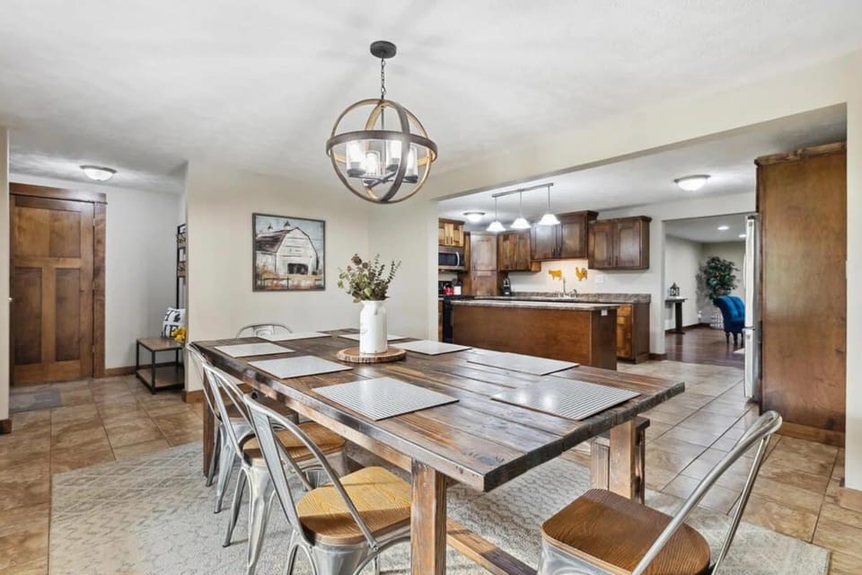 Sawyer Farmhouse -Spacious Retreat with 5 Bedrooms House in Sawyer