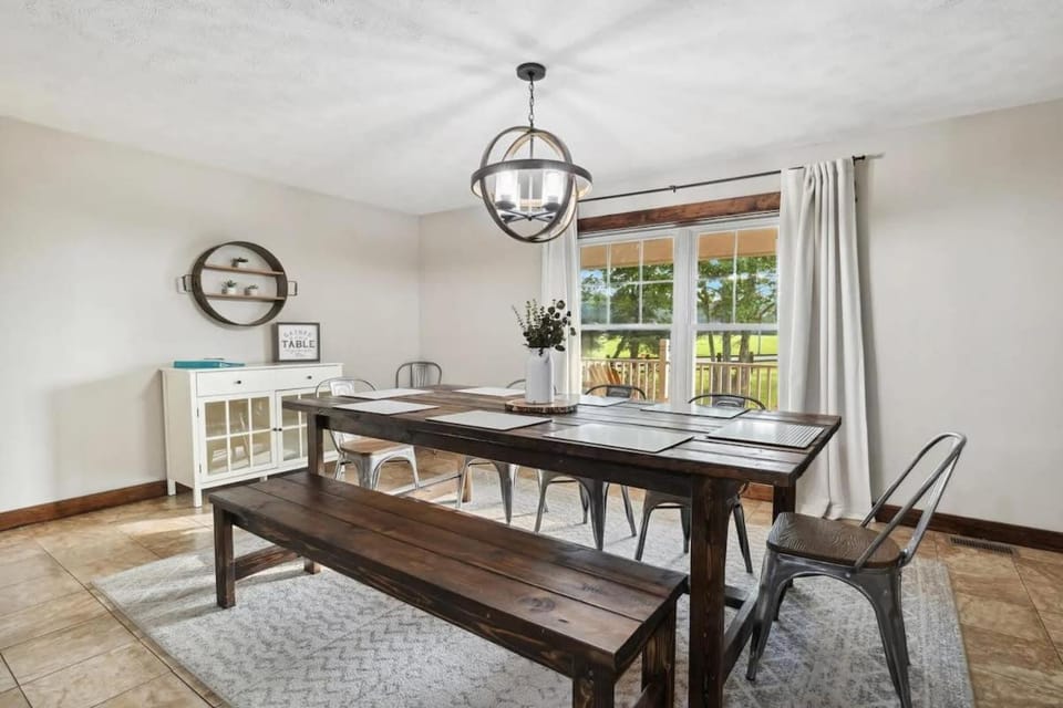 Sawyer Farmhouse -Spacious Retreat with 5 Bedrooms House in Sawyer