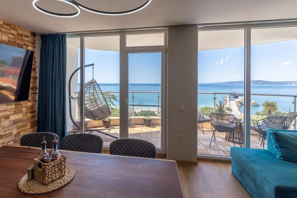 Communal lounge/ TV room, TV and multimedia, Living room, Sea view
