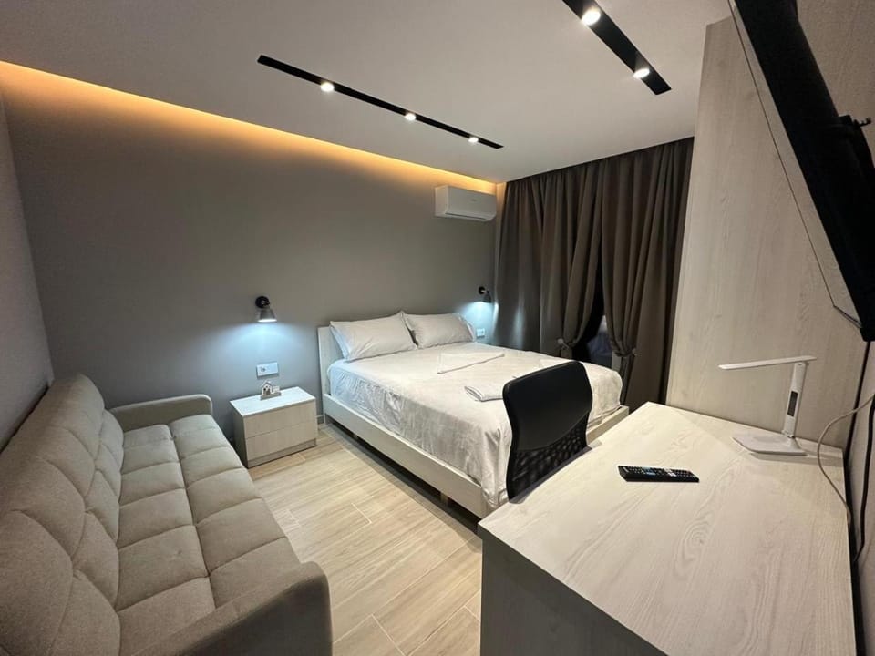 Bed, Photo of the whole room, Seating area, Bedroom