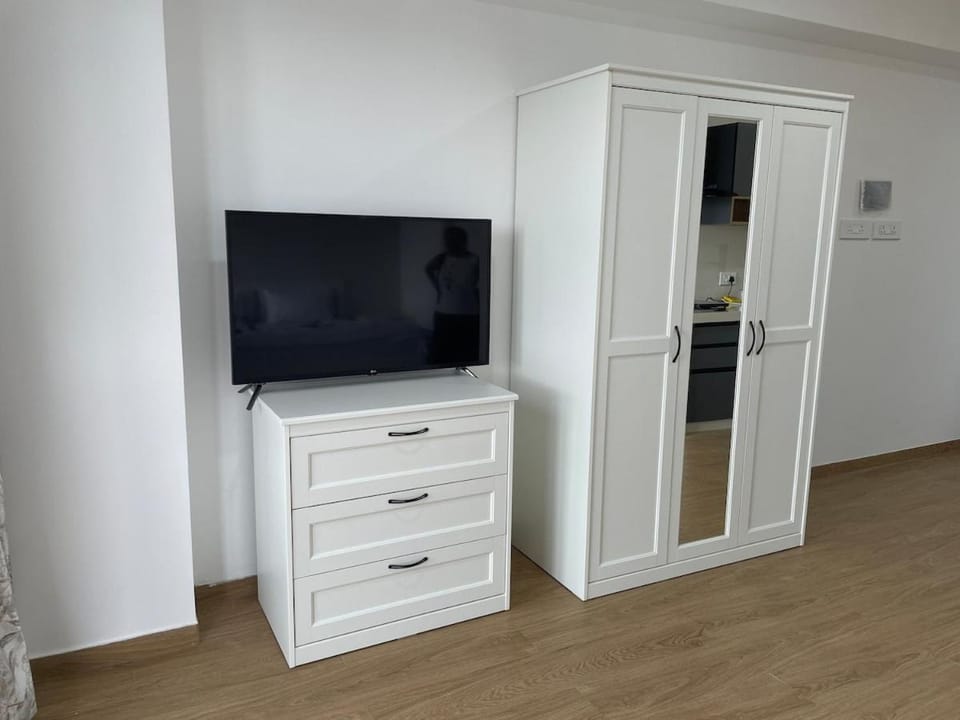 Aero 17, Smart Studio with AC, Pune Airport, Viman nagar Apartment in Pune