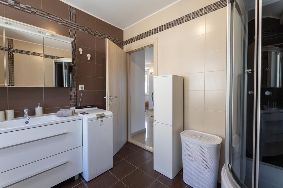 Shower, Toilet, Bathroom, towels