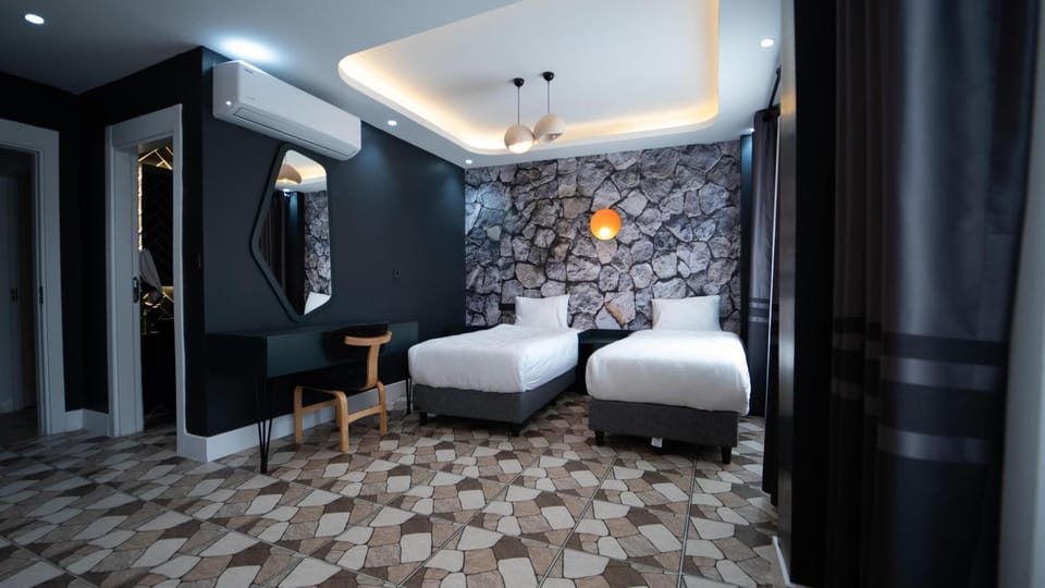 Bed, Photo of the whole room, Bedroom, City view, Location, minibar, acessibility, air conditioner
