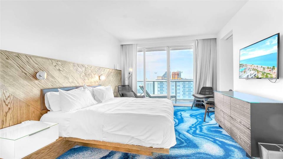 Bed, TV and multimedia, View (from property/room), Seating area, Bedroom