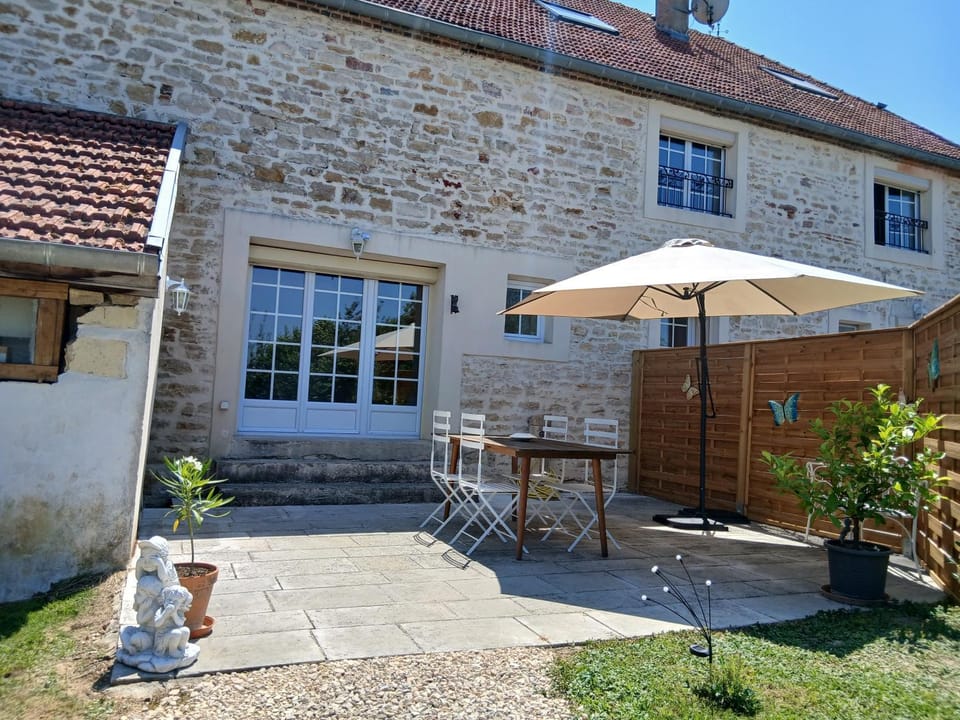 Patio, Dining area, Garden view