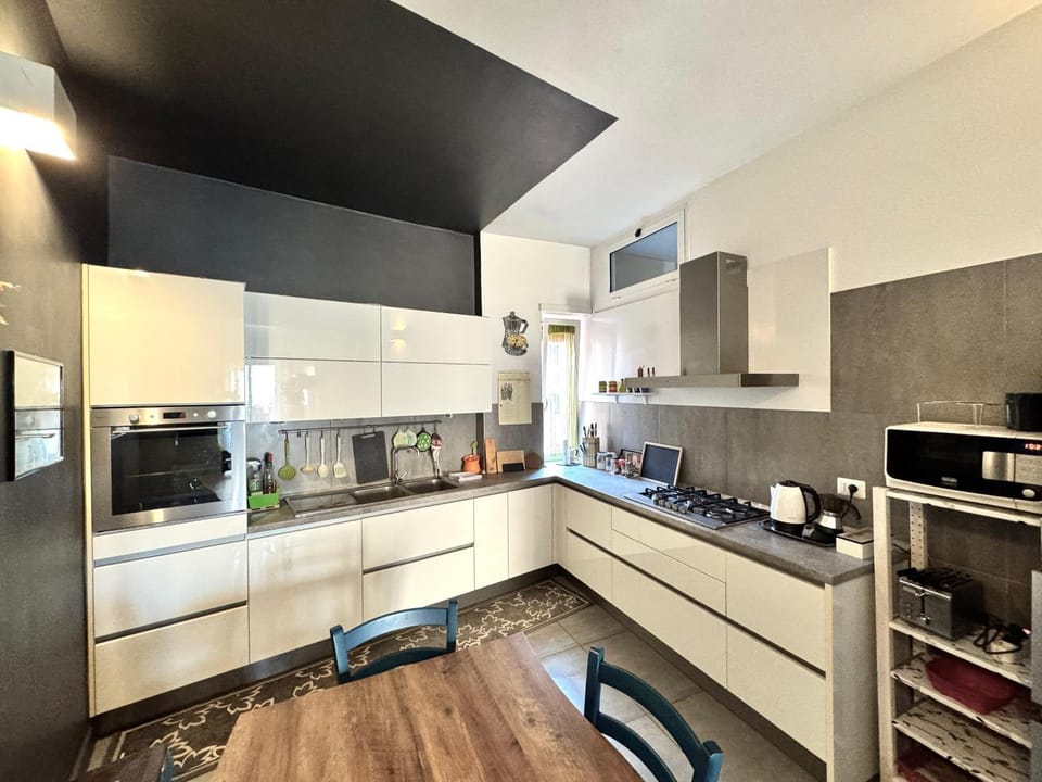 Coffee/tea facilities, Kitchen or kitchenette, Dining area, dishwasher, oven, stove, toaster