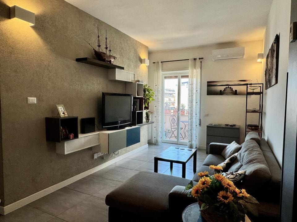 Communal lounge/ TV room, TV and multimedia, Living room, Evening entertainment, air conditioner