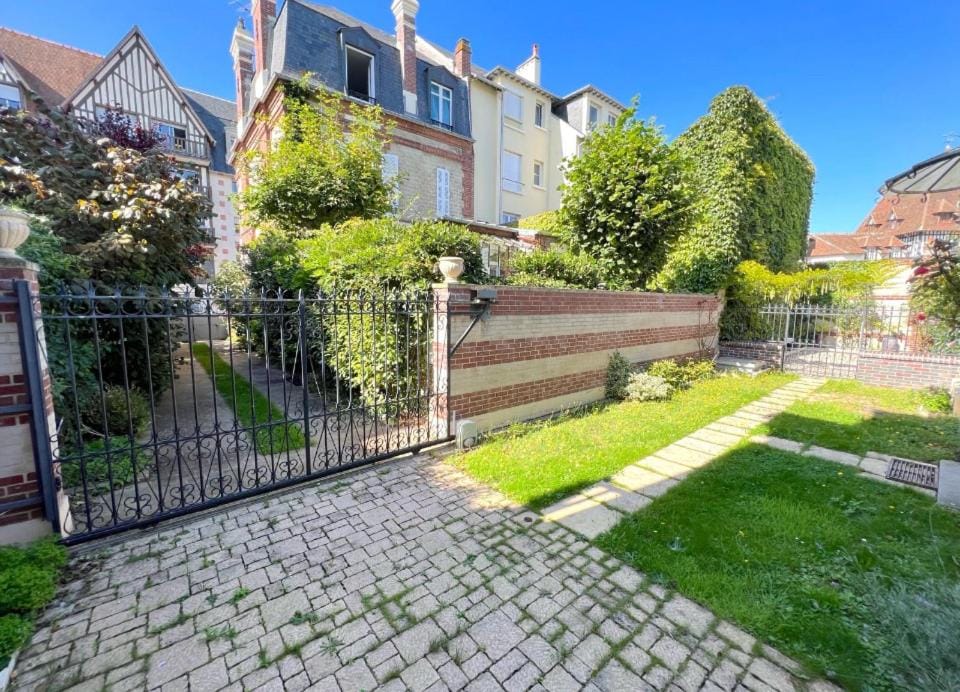 Garden view, Street view