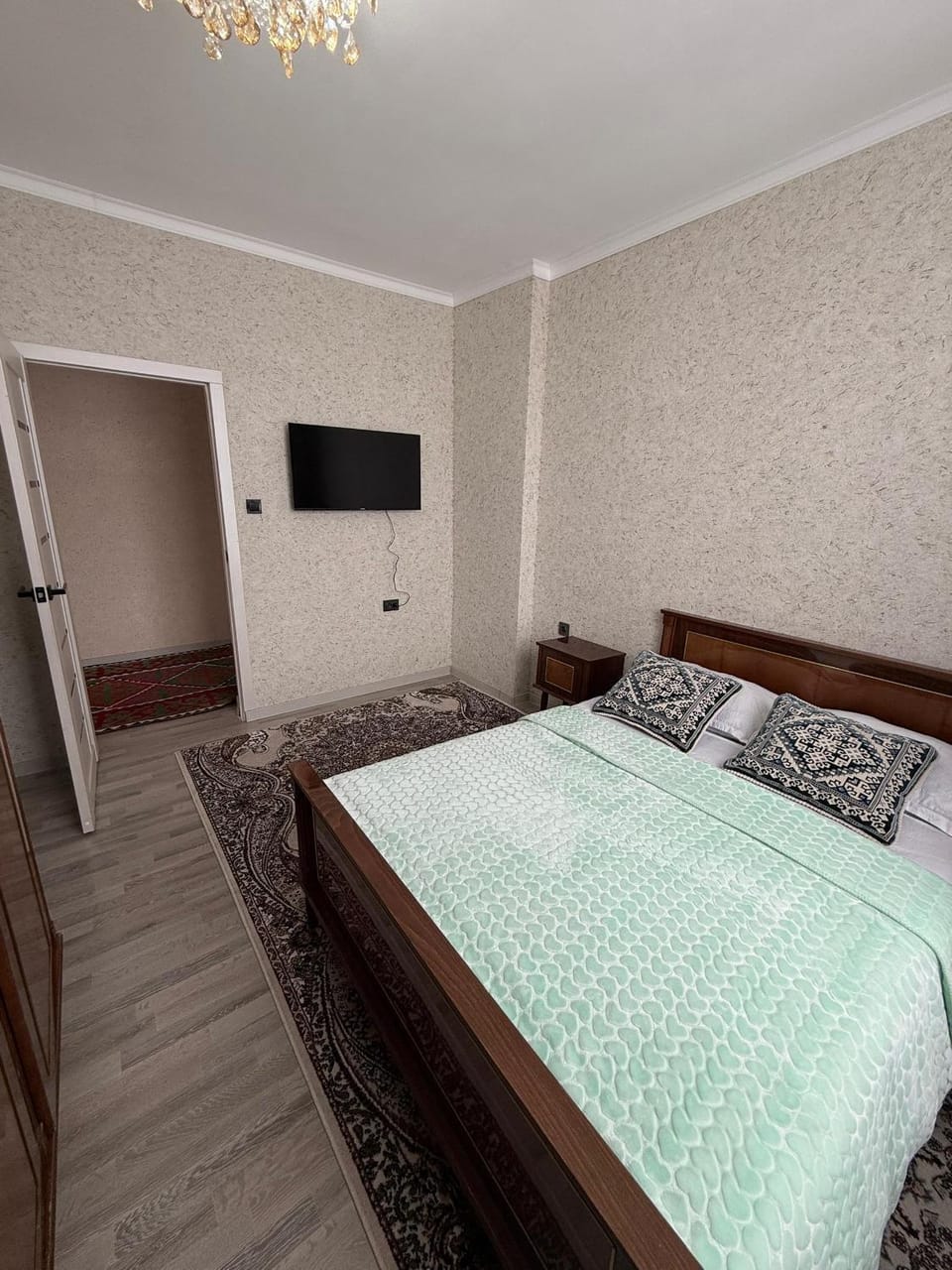Bed, TV and multimedia, Photo of the whole room, Bedroom