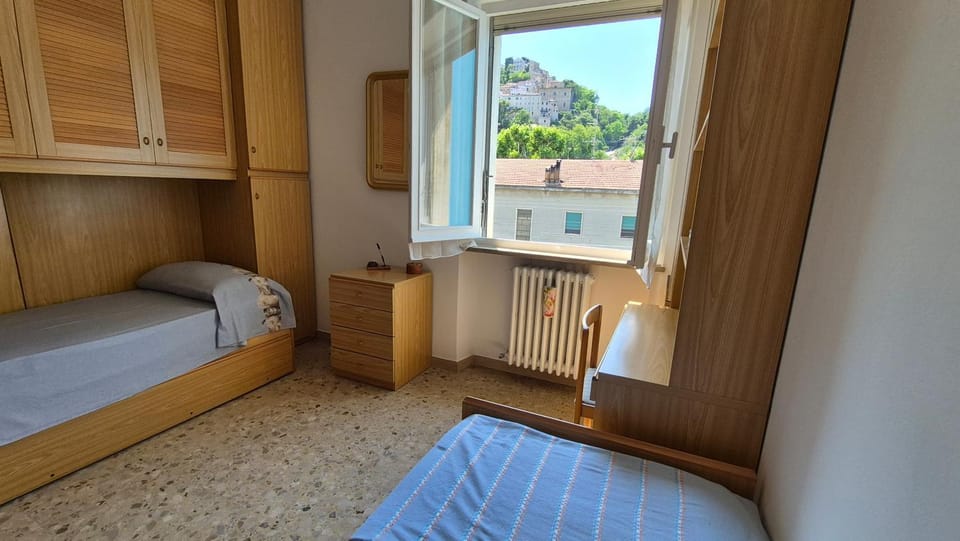 Bedroom, City view