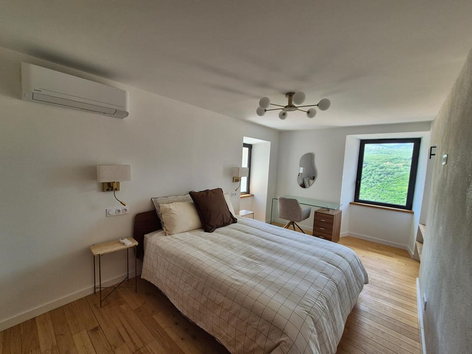 Bed, Photo of the whole room, Bedroom, air conditioner