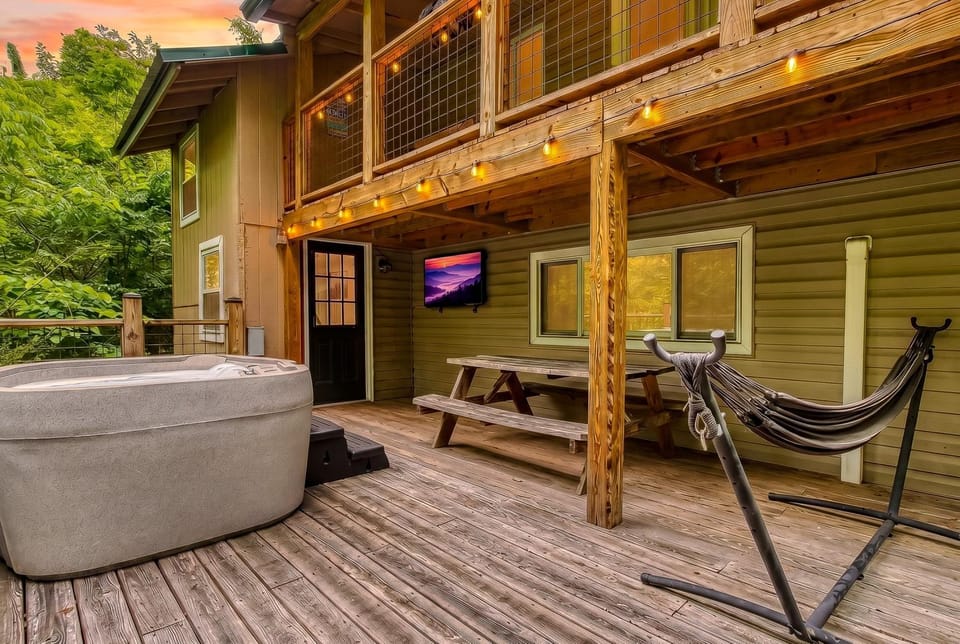 "Hillside Cottage" is minutes to town and to Rocky Top SportsHot Tub Nature SettingGrillSleeps 6 House in Gatlinburg