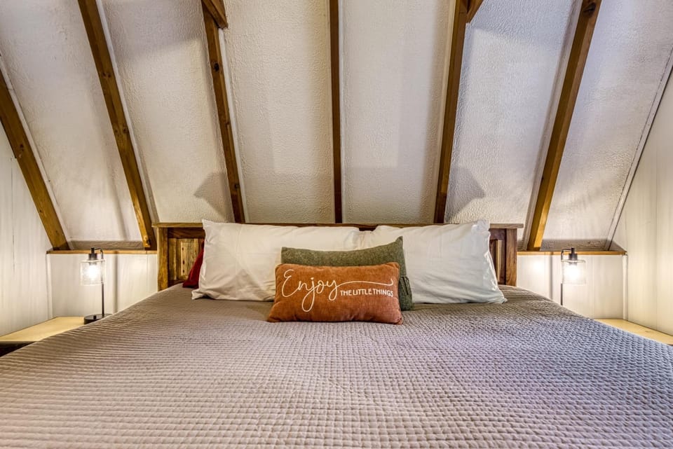 "Hillside Cottage" is minutes to town and to Rocky Top SportsHot Tub Nature SettingGrillSleeps 6 House in Gatlinburg