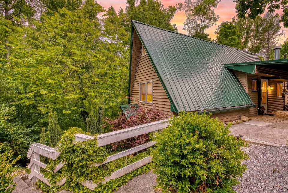 "Hillside Cottage" is minutes to town and to Rocky Top SportsHot Tub Nature SettingGrillSleeps 6 House in Gatlinburg