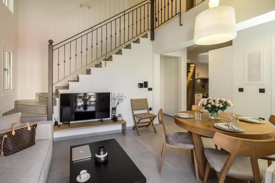 TV and multimedia, Seating area, Dining area