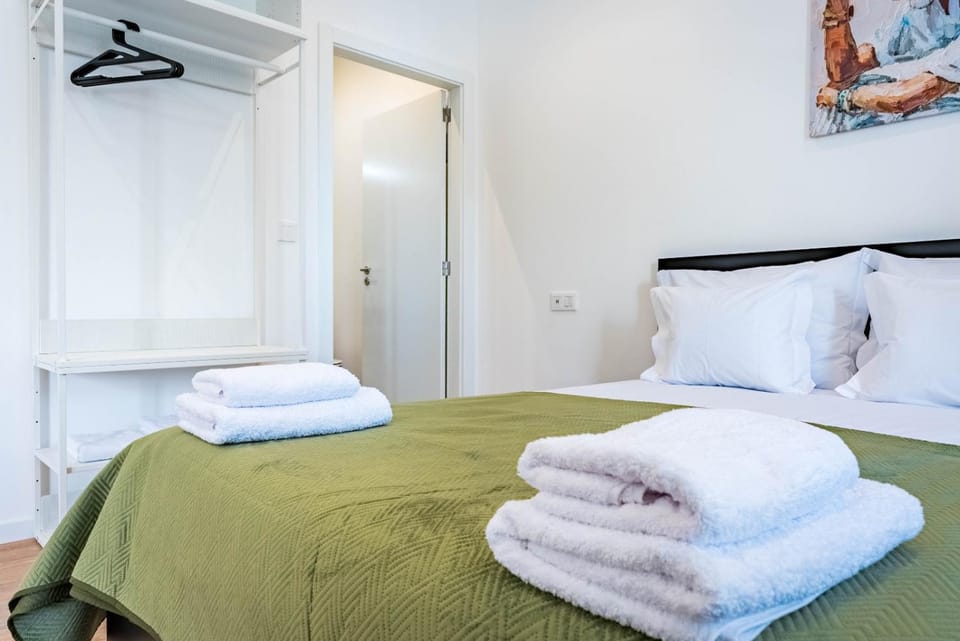 Bed, Bedroom, towels, wardrobe