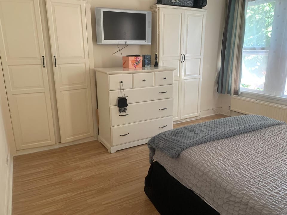 cosy room by c Bed and Breakfast in London